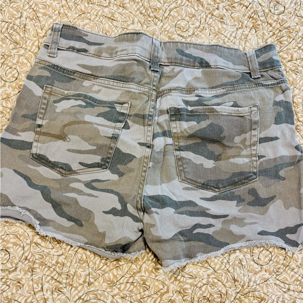 Time and Tru High-Rise 5 Button-Fly Jean Shorts in White, Pink, Camo-Bundle of 4 - Picture 4 of 12